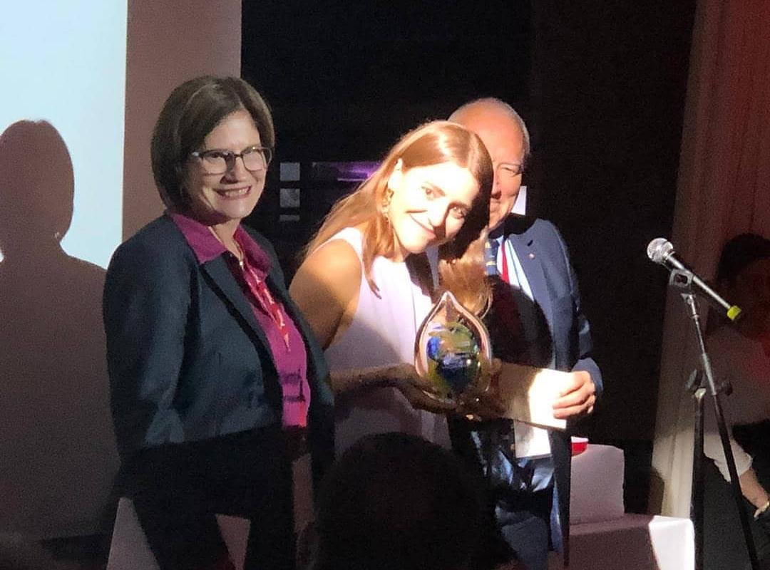 Kitty Monterrey entrega premio a hija de María Corina Machado. Foto: Cortesía