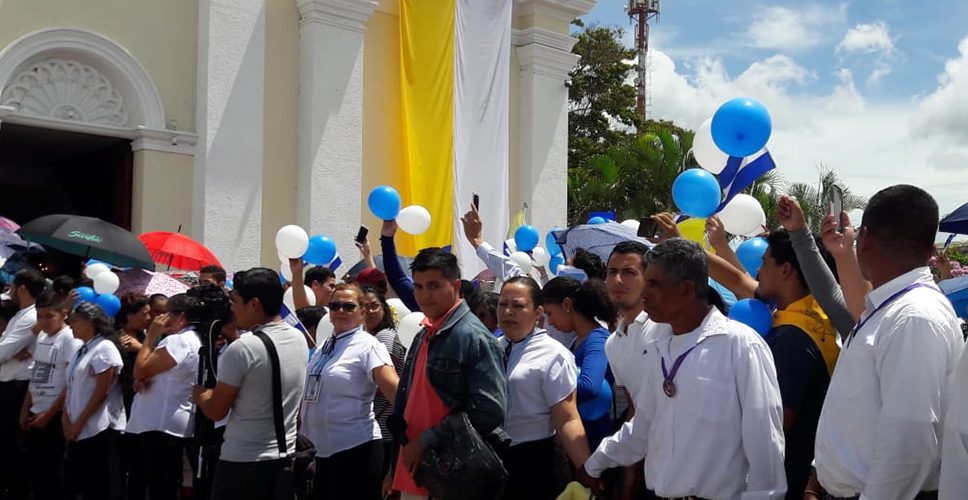 Ciudadanos durante la procesión llevaron globos azules y blancos, y también banderas de Nicaragua. Foto: Tomada de Internet