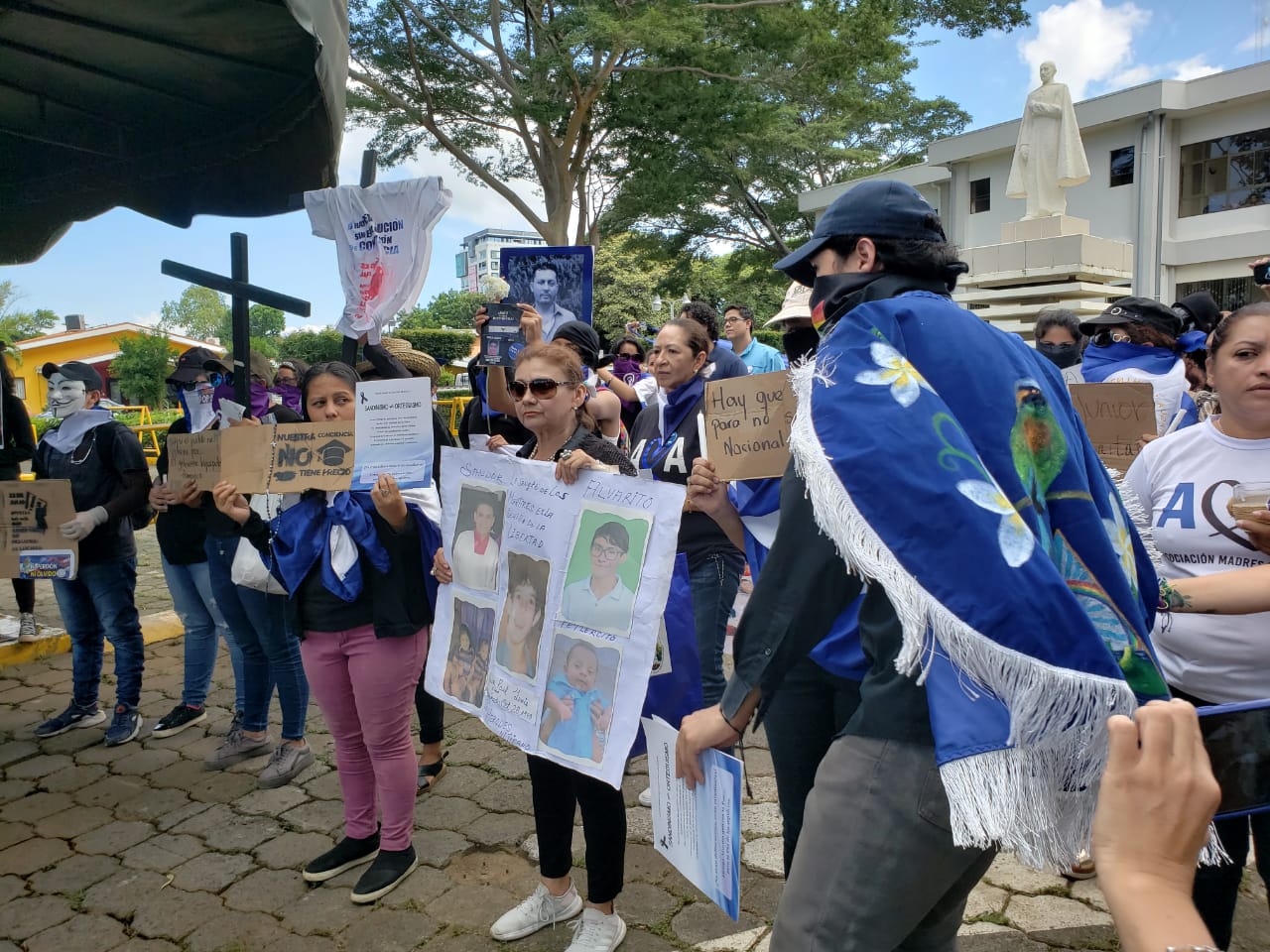 Universitarios realizan plantón del silencio en memoria de los más de 325 nicaragüenses asesinados. Fotos: G. Shiffman / Artículo 66