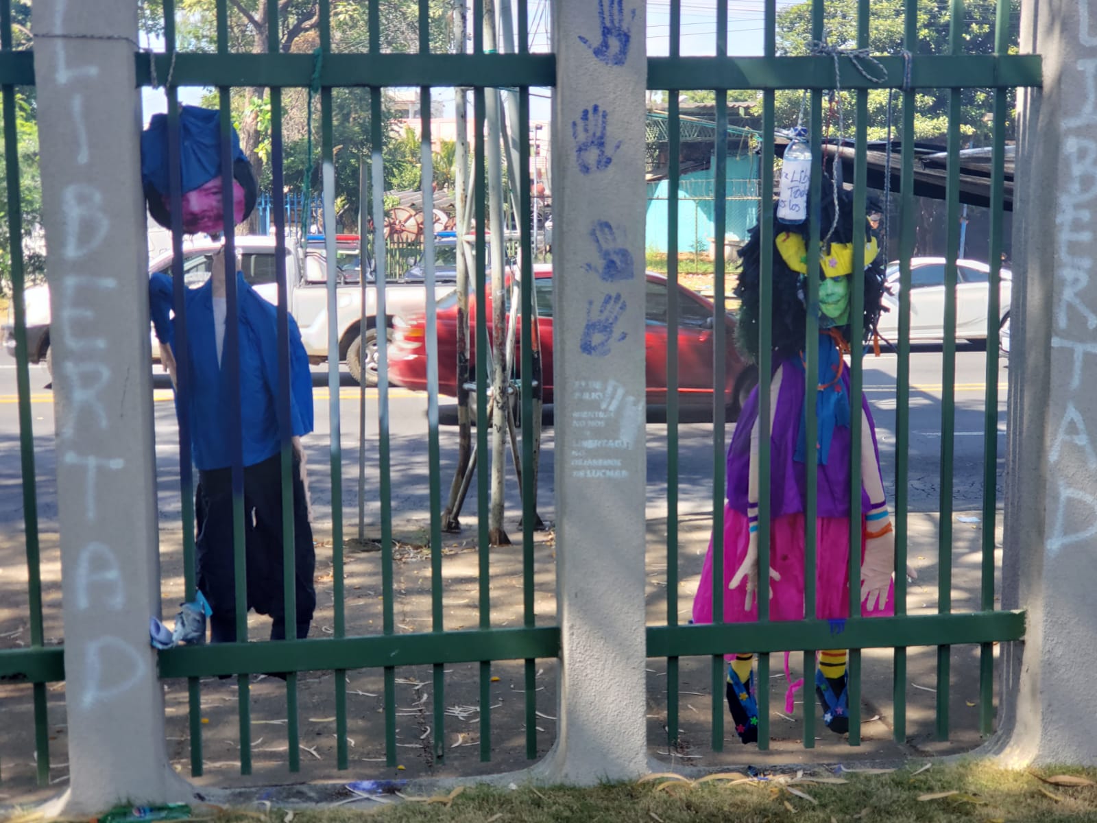 Como forma de sátira colgaron los muñecos de papel en imitación a Daniel Ortega y Rosario Murillo que fueron colgados en las afueras del recinto. Foto: G. Shiffman / Artículo 66