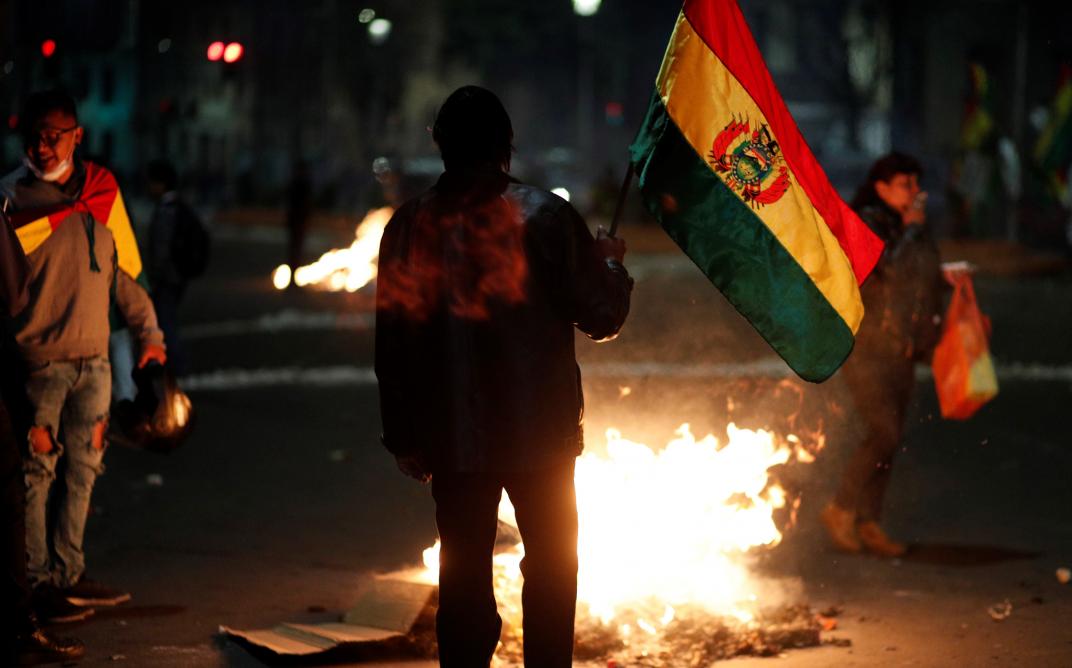 19 días de protestas cívicas por opositores bolivarianos que rechazaban el fraude electoral de Evo Morales logró la renuncia de su cargo.