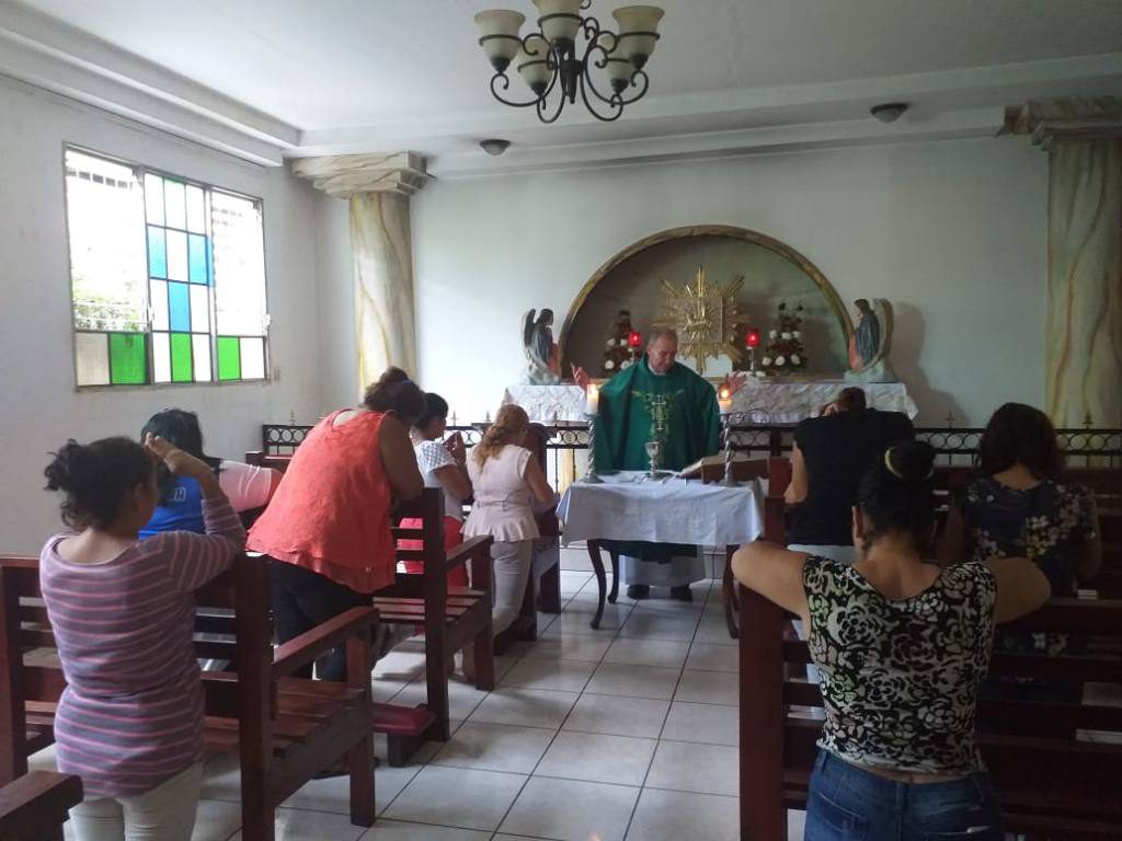 Padre Edwin Román afectado de salud y dos madres están por colapsar tras cinco días en huelga de hambre
