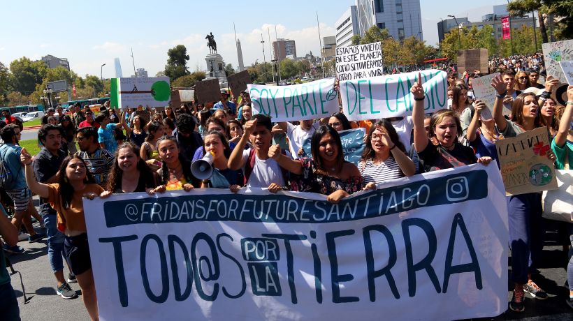 15 de MARZO de 2019/SANTIAGO
Cientos de personas participan de la marcha mundial contra el cambio climático, como parte del #15MClimatico.
FOTO: HANS SCOTT/AGENCIAUNO