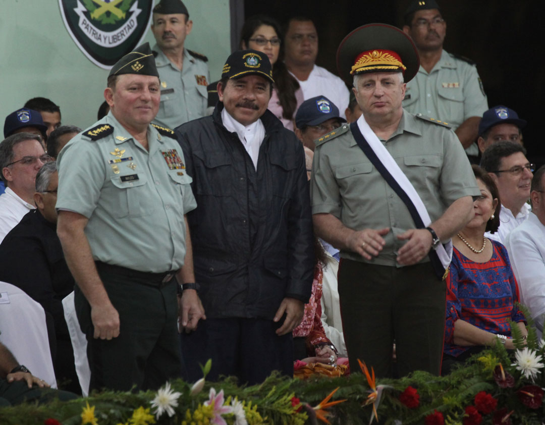El jefe del Ejército, general Julio César Avilés, junto a Daniel Ortega, presidente de Nicaragua, y un militar ruso. Foto: Cortesía