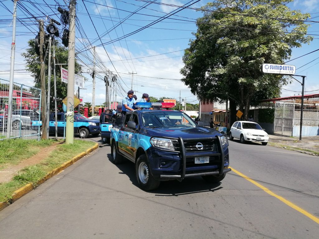 Policías en patrullas y motorizados rodean a familiares de presos políticos y periodistas