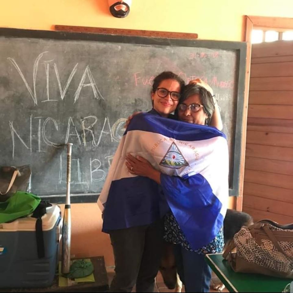 El abrazo de la universitaria Amaya Coppens y su madre Tamara Zamora, tras la salida de la joven de las cárceles de la dictadura. Foto: Cortesía