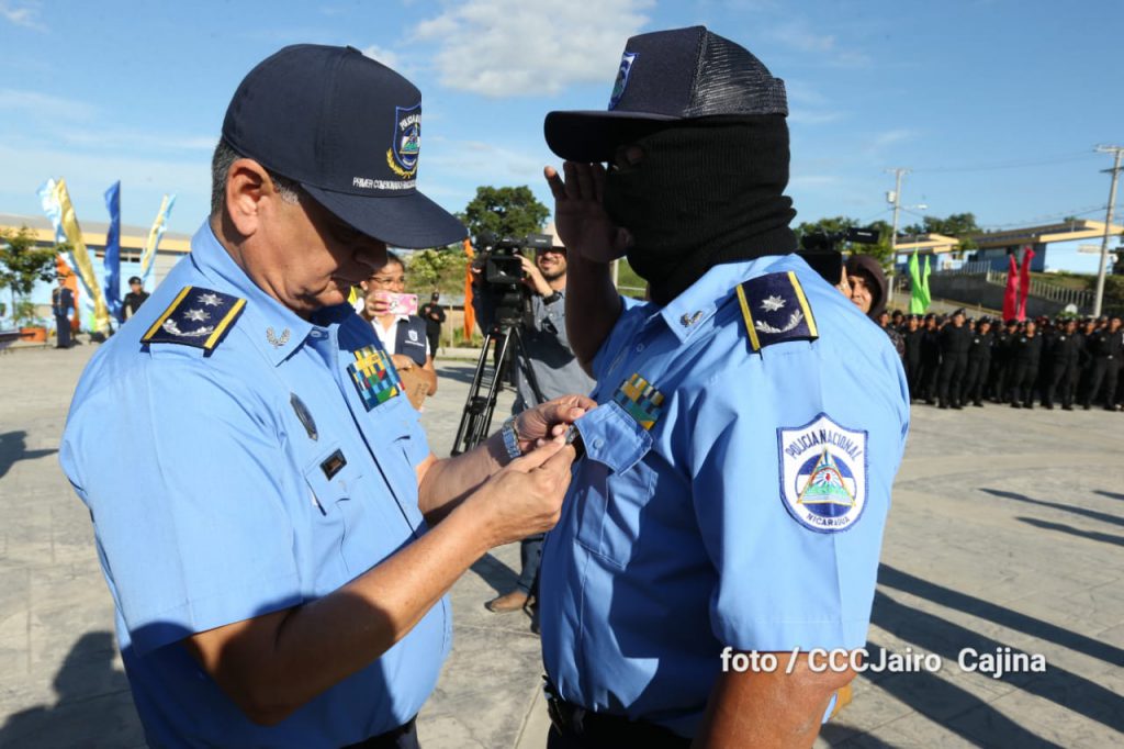La Policía condecoró encapuchado a un comisionado general por la balacera donde murieron dos policías y tres civiles, entre ellos “Chabelo”