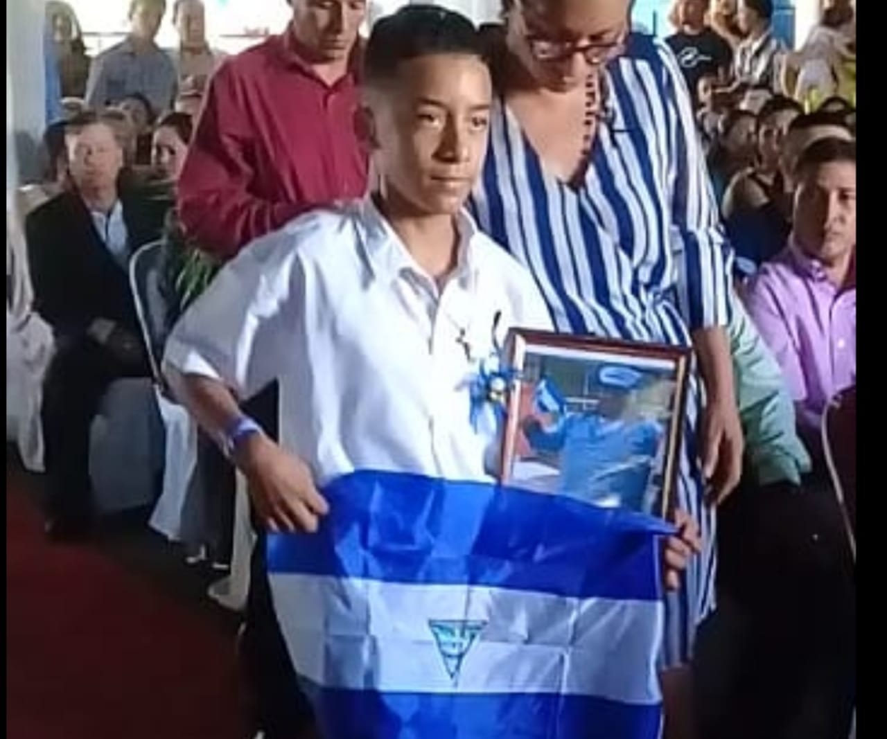Hijo de “Chabelo” subió a recibir su diploma de sexto grado con la bandera de Nicaragua y con el retrato de su padre