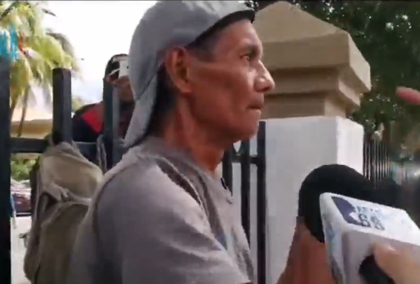 Identifican a paramilitar que agredió con un tubo a una de las madres de presos políticos. Foto: Cortesía