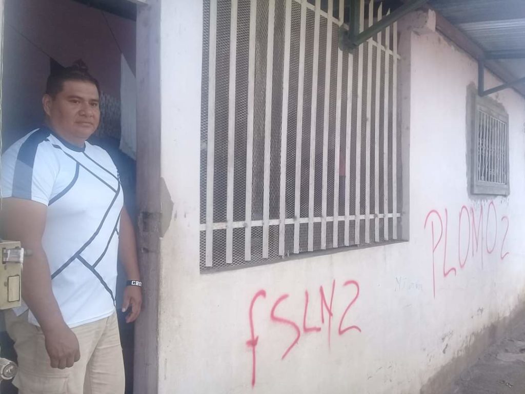 Fanáticos del gobierno marcan «PLOMO» y «FSLN» en la casa de un periodista