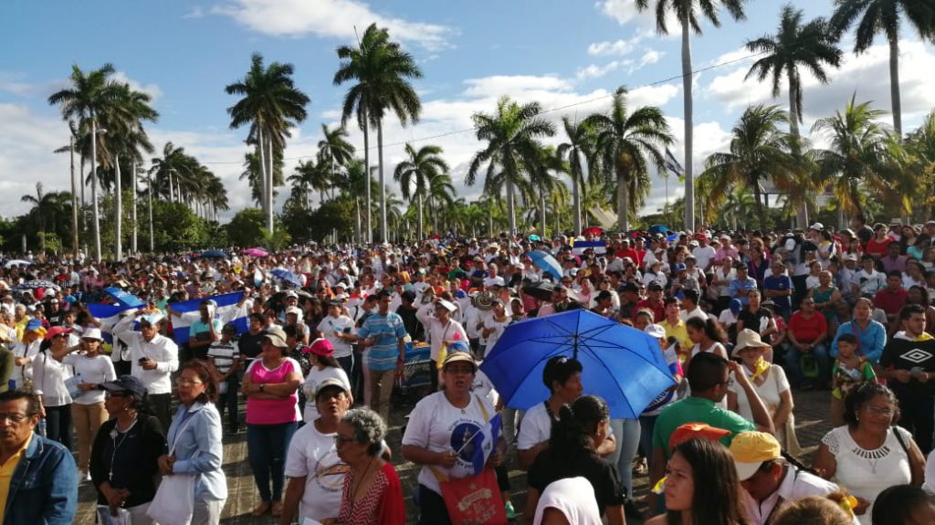 Nicaragüenses alzan la bandera azul y blanco y claman por justicia en procesión del 1 de enero