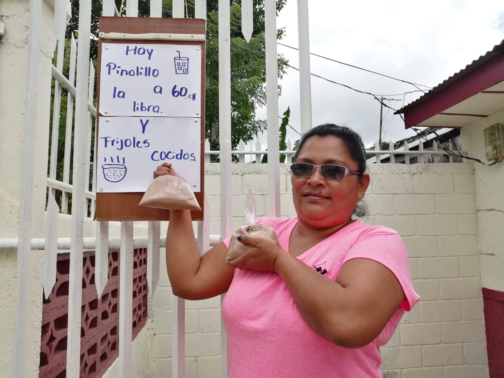 Exrea política de Niquinohomo Tania Muñoz busca como sobrevivir vendiendo pinolillo y frijoles cocidos. Foto: Noel Miranda/Artículo 66