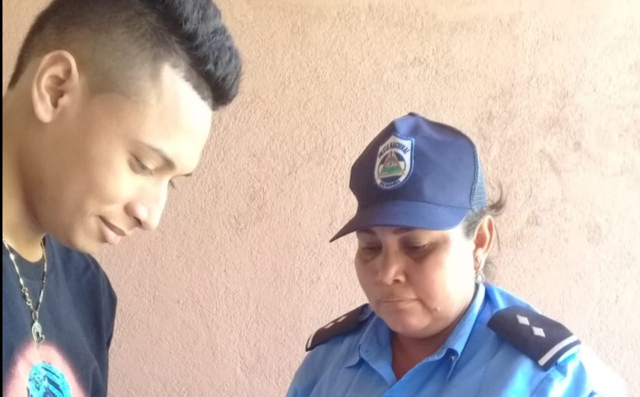Jefa policial del distrito cuatro asedia y amenaza al exreo político de Managua Francisco Jiménez Rayo. Foto: Cortesía