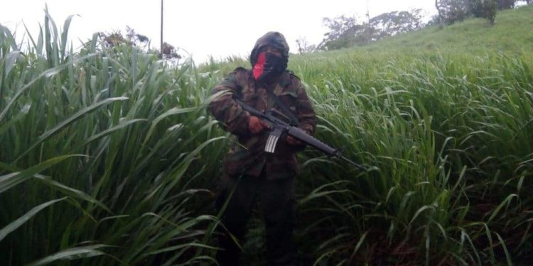 Este es fusil que porta el paramilitar Manuel Fonseca que amenaza de muerte en la Libertad, Chontales