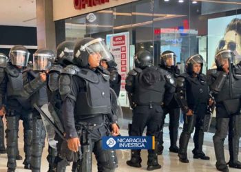Batallón de antimotines orteguistas entra a Metrocentro a reprimir a autoconvocados. Foto: Nicaragua Investiga
