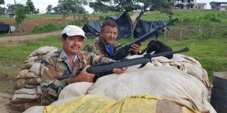 Manuel Fonseca Alvarado, alias “Foxtro”, junto a otro paramilitar se exhiben atrincherados como que están en una guerra. Foto: Cortesía