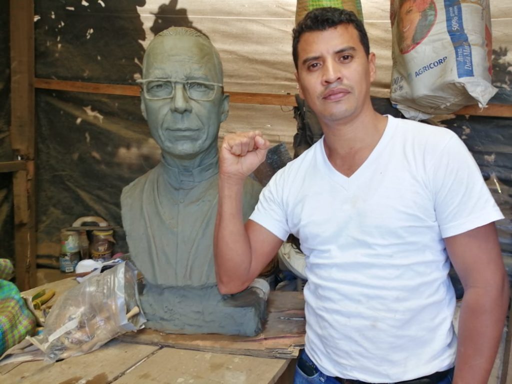 Policía libera al escultor Helmuth Bustos que fue apresado en los Juzgados de Managua