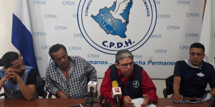 La familia Parajón y el docente Juan Bautista Guevara denuncian asedio y acoso de la dictadura. Foto: CPDH