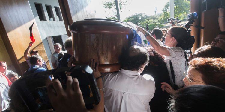 Senador mexicano repudia a Ortega por mandar turbas a atacar los funerales de Ernesto Cardenal. Foto: Jorge Mejía Peralta