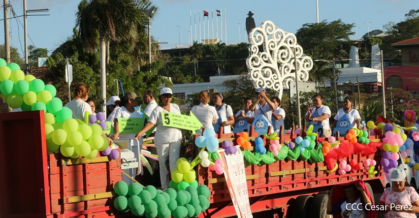 Trabajadores de la salud participando de la caminata «por amor en tiempos de Covid-19». Foto: César Pérez