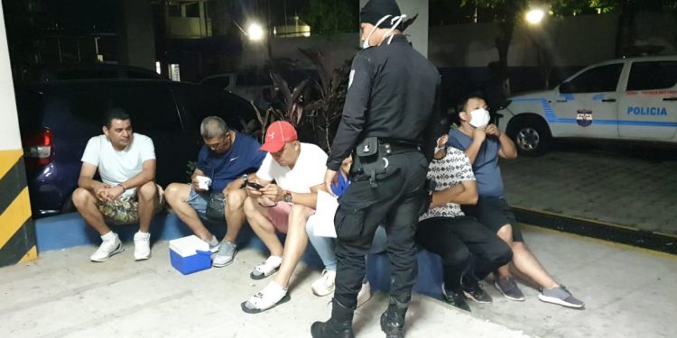 Más de 320 salvadoreños detenidos por no acatar la «cuarentena obligatoria domiciliar» ante el coronavirus