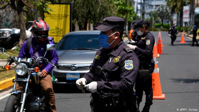 Policía detiene a salvadoreños que han salido a las calles desacatando la cuarentena domiciliar impuesta por el gobierno de Nayib Bukele.