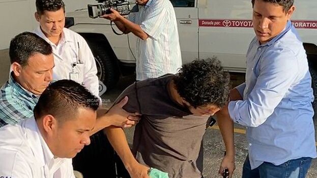 Periodistas Hans Lawrence Ramírez es uno de los últimos reporteros agredidos por las turbas del partido FSLN mientras cubría las exequias del padre Ernesto Cardenal en la Catedral de Managua. Foto: Nicaragua Investiga