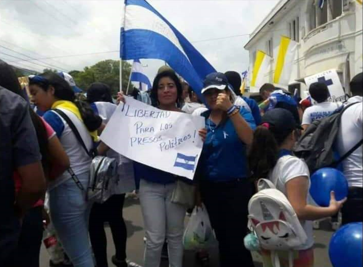 Como parte de su activismo, María Esperanza Sánchez estuvo en las calles exigiendo la libertad de los presos políticos. Ahora ella está encarcelada y acusada de tenencia y tráfico de drogas.