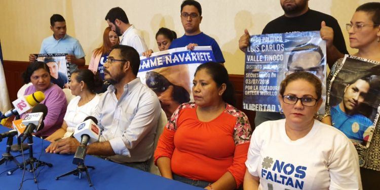 Familiares de presos políticos denuncian que fueron retenidos por la Policía orteguista. Foto: Álvaro Navarro / Artículo 66