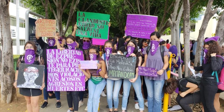 Mujeres protestan y resaltan que el orteguismo protege a «funcionarios públicos violadores». Foto: Geovanny Shiffman / Artículo 66