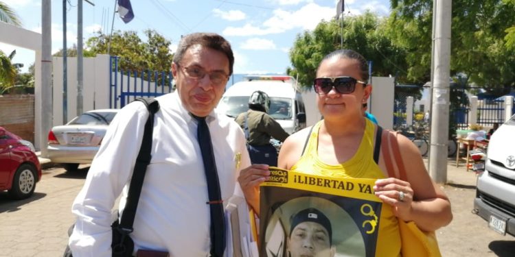 Julio Montenegro. abogado defensor de Gabriel Ramírez, y Gabriela Somarriba, prima del preso político. Foto: Noel Pérez/Artículo 66