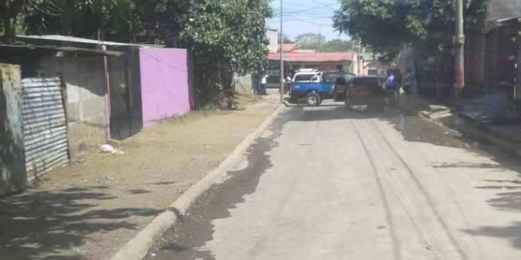 Policía orteguista hostiga desde hace cuatro mese a José Merlo, padre de un exreo político