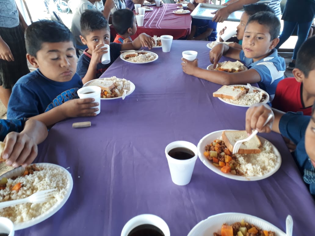 Niños de la comunidad reciben clases de inglés de manera gratuita y se les garantiza su almuerzo. Foto: Cortesía