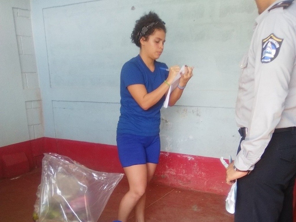 Amaya Coppens mientras permaneció encarcelada en el penal de mujeres "La Esperanza" recibe su paquete alimenticio que le llevaba su familia.