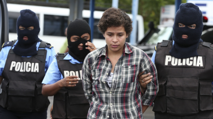 Amaya Coppens fue presentada como "terrorista" por la dictadura de Ortega. Esta fue la primera vez que la capturaron en León. 