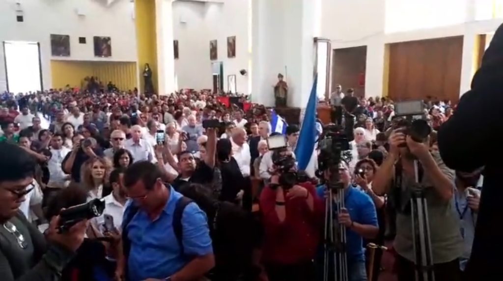 EN VIVO: FSLN invade la Catedral de Managua e irrespeta funerales del poeta Ernesto Cardenal