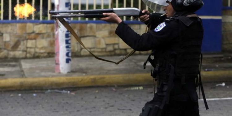 Policías atacan a manifestantes en Nicaragua. Foto: Tomada de internet.