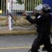 Policías atacan a manifestantes en Nicaragua. Foto: Tomada de internet.