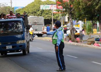 Policías de tránsito de Nicaragua, a la «caza» en diciembre. Foto: Artículo 66 / La Prensa
