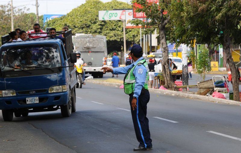Policías de tránsito de Nicaragua, a la «caza» en diciembre. Foto: Artículo 66 / La Prensa