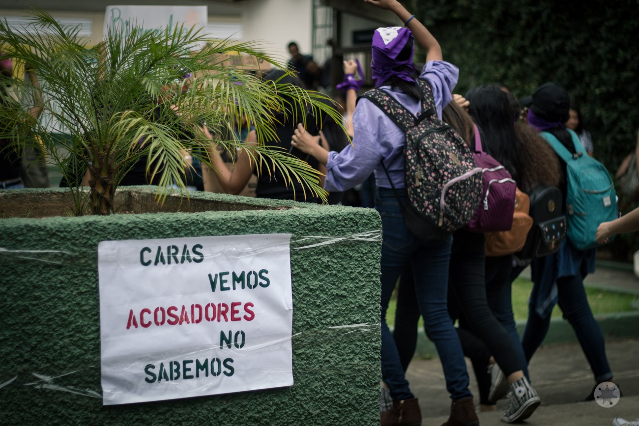 Jóvenes marchan en la Universidad Centroamericana contra el acoso y la violencia. Foto: Lucero Fotografía Feminista. 