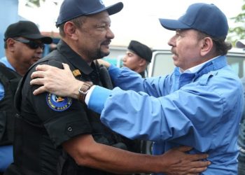 Daniel Ortega, presidente de Nicaragua, y el comisionado Ramón Avellán, señalado de dirigir la masacre contra opositores en Masaya. Foto: Confidencial