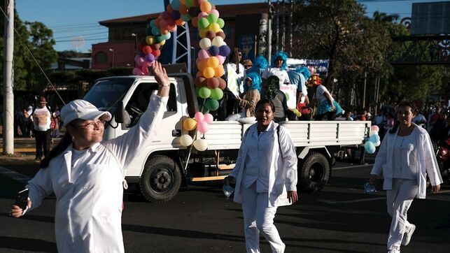 Régimen orteguista pone a bailar al personal de Salud para «enseñar» prevención del coronavirus. Foto: EFE