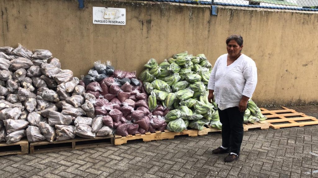 Líder campesina Francisca Ramírez comparte alimentos con nicas exiliados en Costa Rica