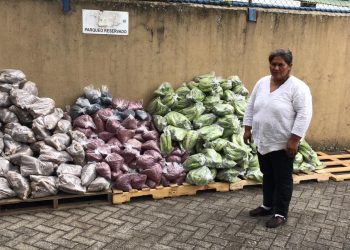 Francisca Ramírez, del Movimiento Campesino, comparte alimentos con nicas exiliados en Costa Rica. Foto: Gerall Chávez/Nicaragua Actual