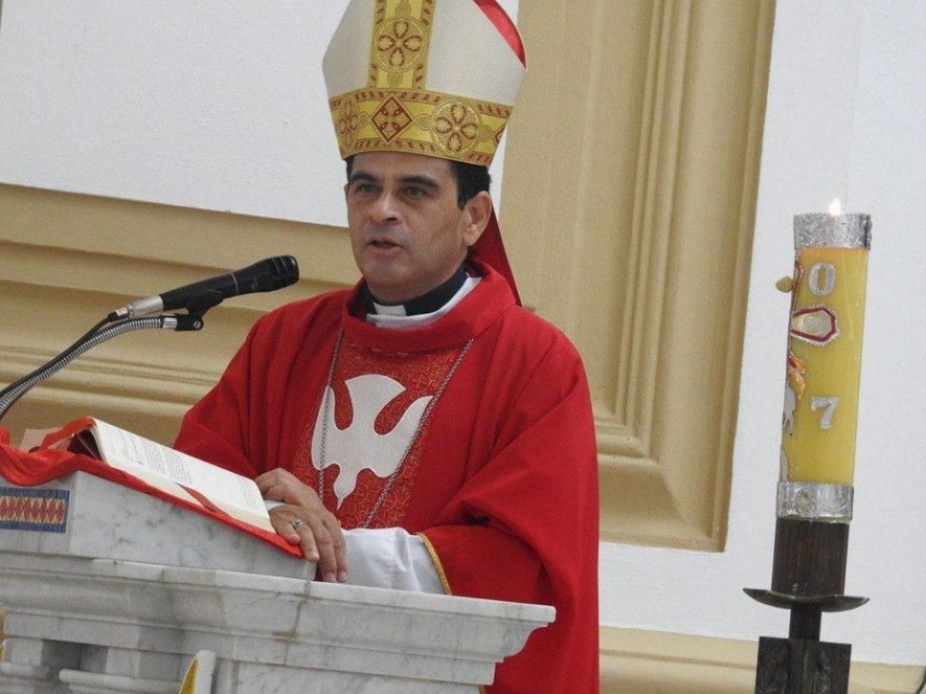 Monseñor Rolando Álvarez denuncia que en Nicaragua «tumbas y tumbas se abren» mientras el régimen promueve el contagio