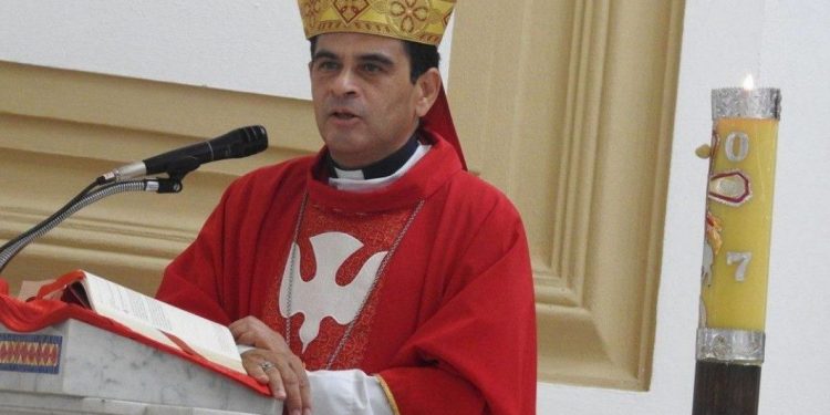 Monseñor Rolando Álvarez denuncia que en Nicaragua «tumbas y tumbas se abren» mientras el régimen promueve el contagio