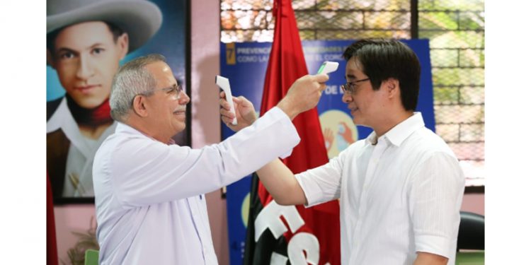 Carlos Sáenz recibiendo una donación del embajador de Taiwán
