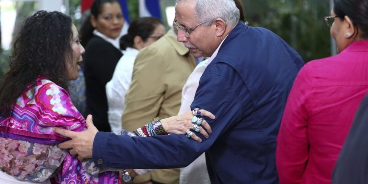 Carlos Sáenz, secretario general del Minsa, junto a Rosario Murillo, vicedictadora de Nicaragua