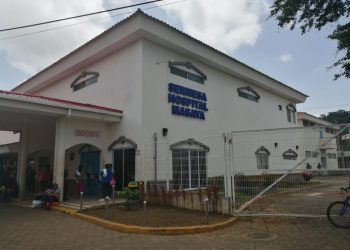 Sacan de la clínica externa del hospital Sermesa de Masaya a pacientes sospechosos con COVID-19. Foto: Noel Miranda/Artículo 66